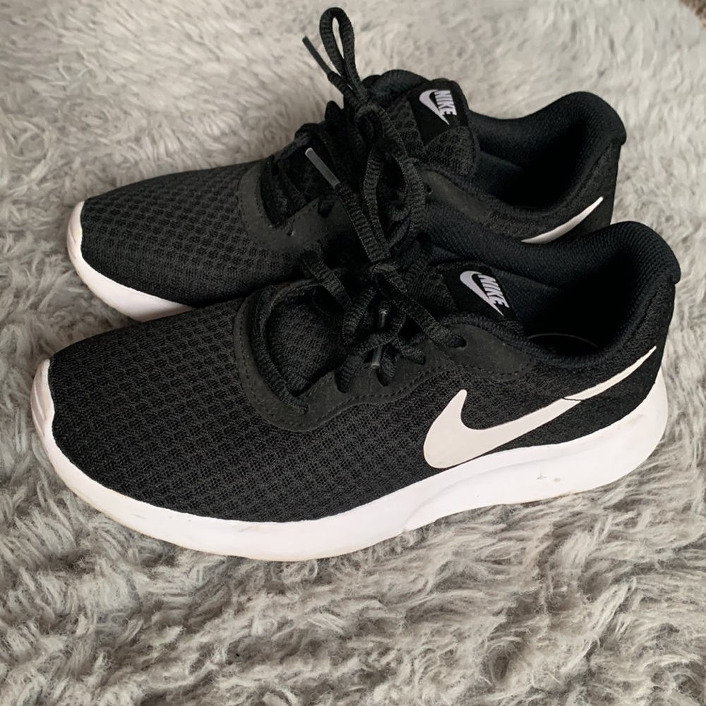 Nike Tanjun sneakers! **Only worn twice**